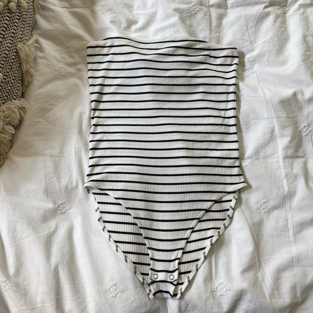 Black and white stripped strapless crop top